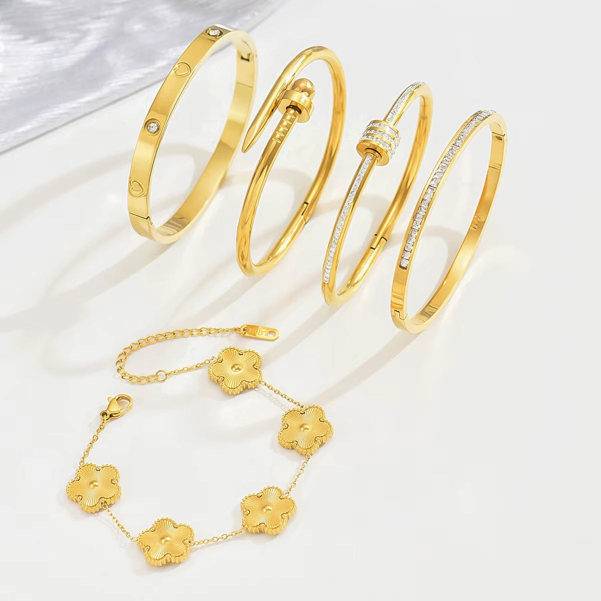 Europe and the United States Hot Stainless Steel Four-Leaf Clover Lucky Bracelet Fashion Women'S Nail Bracelet Gold Bangles